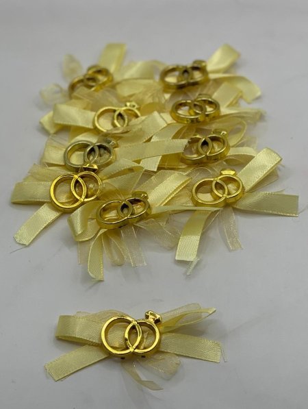 ببيونة ساتان مع خاتمي زواج للزينة